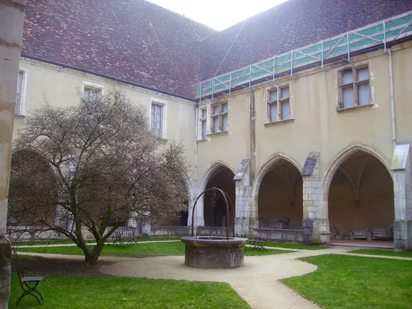 Laval ou Bourg-en-Bresse