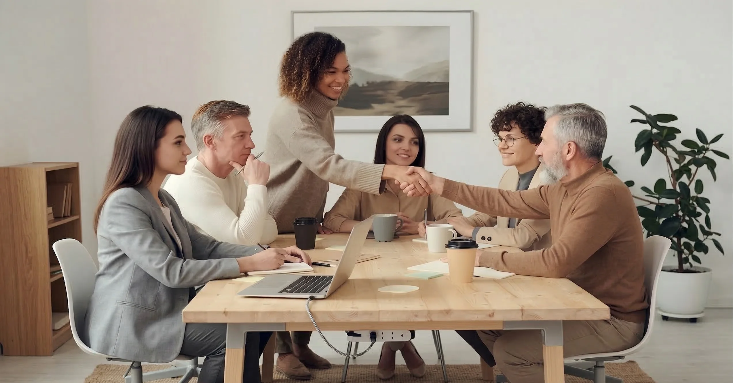 Équipe professionnelle multiculturelle en réunion