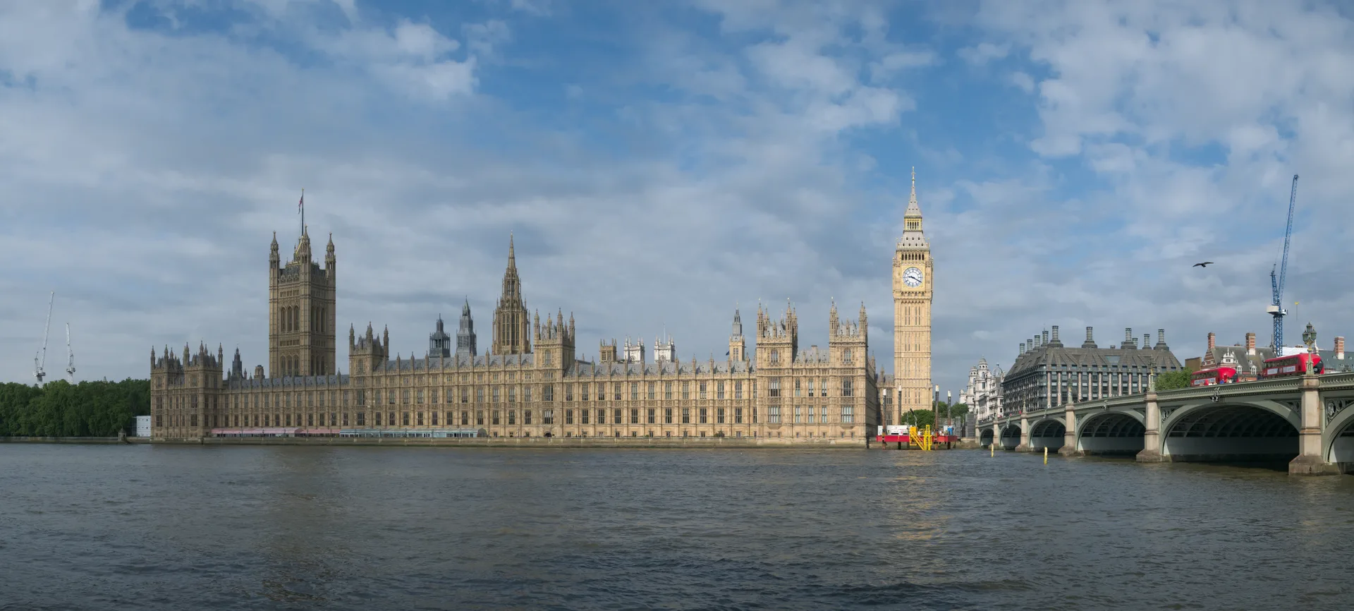 Panorama du Palais de Westminster et Big Ben vus depuis la Tamise à Londres