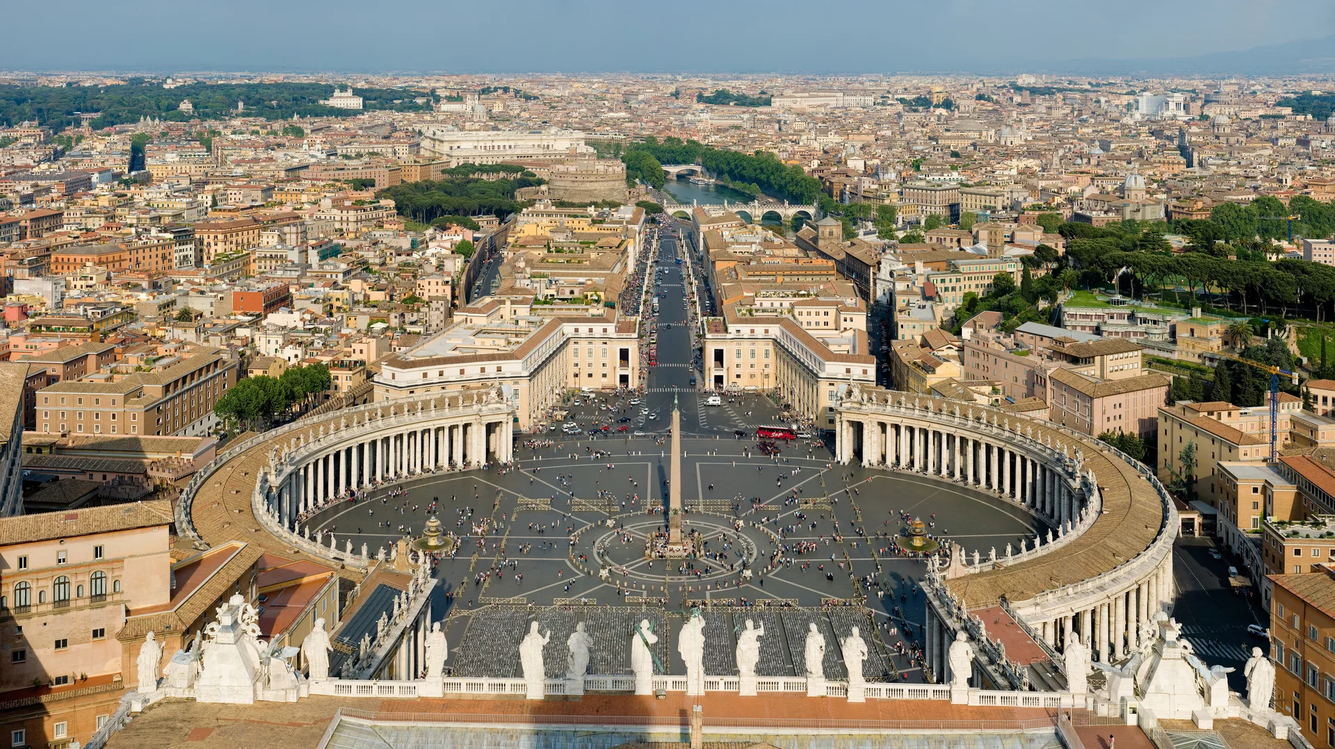 Vue panoramique de la Place Saint-Pierre et de Rome depuis le dôme du Vatican