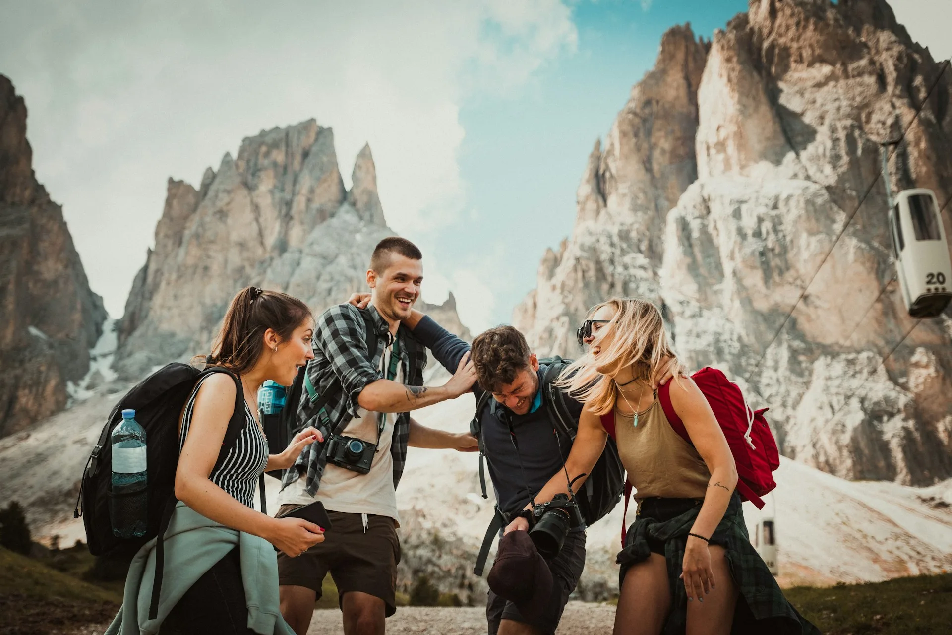 Groupe d'amis en voyage d'immersion linguistique dans les Dolomites